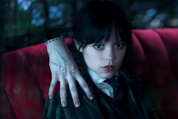 Doğaüstü gizem ve komedi dizisi Wednesday'in başrolünde, Hollywood'un 23 yaşındaki yükselen yıldızı Jenna Ortega yer alıyor (Netflix)