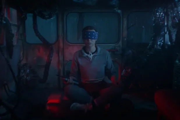 22 yaşındaki Millie Bobby Brown'ın başrolde olduğu 12 Emmy ödüllü Stranger Things, 1980'lerde geçiyor ve hayali bir Amerikan kasabasında yaşanan paranormal olayları konu alıyordu (Netflix)