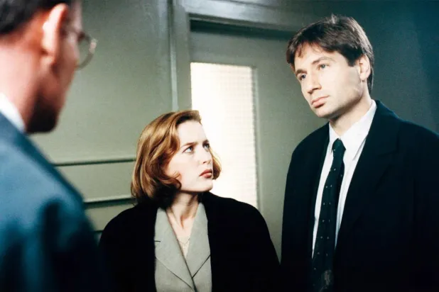 Paranormal olaylarla ilgili çözülmemiş vakaları araştıran FBI ajanları Mulder ve Scully'nin hikayesini işleyen The X-Files'ta başrolleri Gillian Anderson (solda) ve David Duchovny (sağda) paylaşıyordu (Fox)