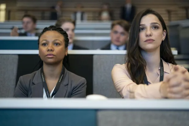 Industry, Londra'daki prestijli yatırım bankasında çalışabilmek için birbirleriyle kıyasıya rekabete girişen bir grup insanın hikayesini anlatıyor (HBO)