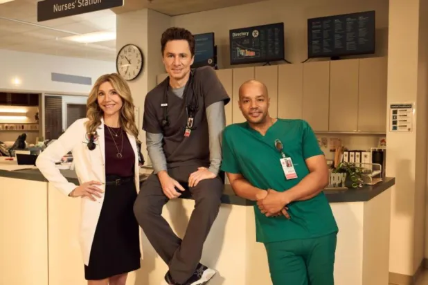 Sarah Chalke, Zach Braff ve Donald Faison, ABC'nin yeniden başlattığı Scrubs'a geri döndü (Brian Bowen Smith/Disney)