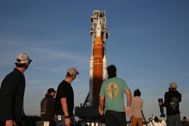 Artemis II Uzay Fırlatma Sistemi roketi ve Orion uzay aracı, Florida'daki Cape Canaveral'da yer alan Kennedy Uzay Merkezi'nde 25 Şubat 2026'daki gün batımında görülüyor. NASA yöneticisi Jared Isaacman, federal uzay ajansının 2028'de Ay'a inme planlarının devam ettiğini cuma günü söyledi (AFP)