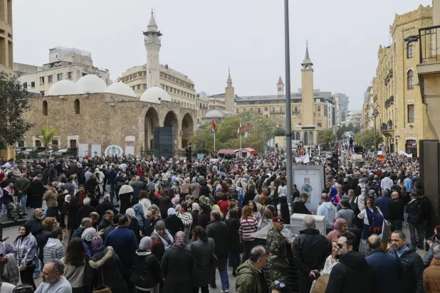 عسكريون متقاعدون وموظفون بالقطاع العام يشاركون في احتجاجات واسعة وسط بيروت بالتزامن مع مناقشة البرلمان لمشروع الموازنة الأسبوع الماضي (إ.ب.أ)