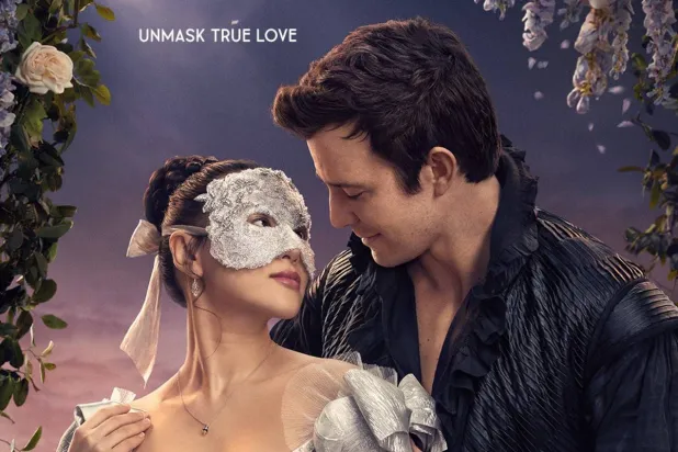 في هذا الموسم من بريدجرتون تتّجه الأنظار إلى قصة حب بينيديكت وصوفي (نتفليكس)