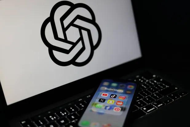 شعار تطبيق المحادثة بالذكاء الاصطناعي «شات جي بي تي» (إ.ب.أ)