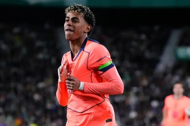  Barcelona's Lamine Yamal celebrates after scoring the opening goal with his teammate Barcelona's Raphinha during a Spanish La Liga soccer match between Elche and Barcelona in Elche, Spain, Saturday, Jan. 31, 2026. (AP) 