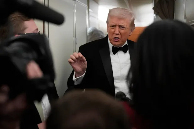 ترمب يتحدث إلى الصحافيين على متن طائرة الرئاسة خلال سفره من قاعدة أندروز بولاية ماريلاند إلى ويست بالم بيتش بولاية فلوريدا يوم السبت 31 يناير 2026 (أ.ب)