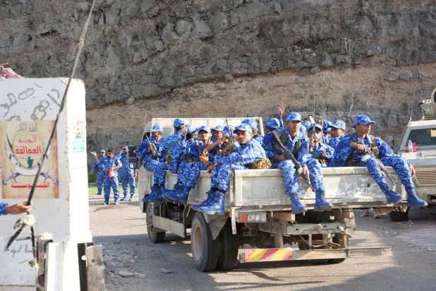 قوات حماية المنشآت تتسلم المعسكرات في مدينة عدن (إعلام حكومي)