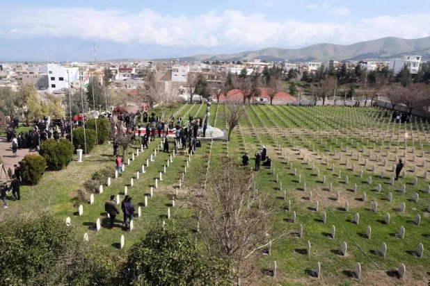 Kurdish families at a cemetery for victims of the chemical bombardment of the city of Halabja (AFP). 
