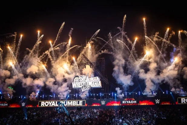 أبراج مركز الملك عبد الله المالي المقابلة للحلبة أُضيئت بعرض مبهر للألعاب النارية (الشرق الأوسط)