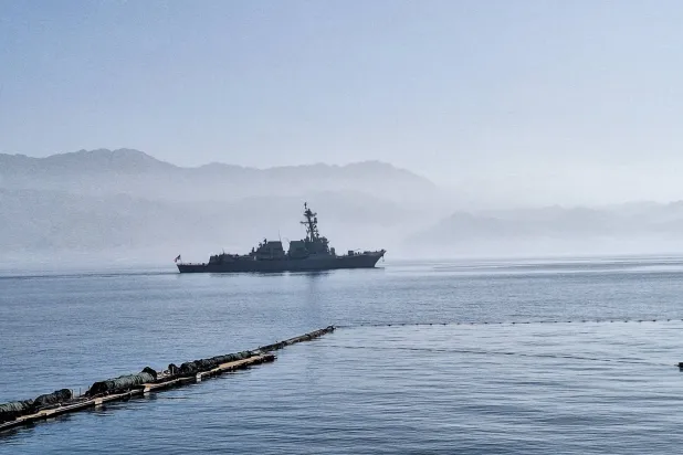 مدمرة أميركية تصل إلى ميناء إيلات في جنوب إسرائيل (رويترز)