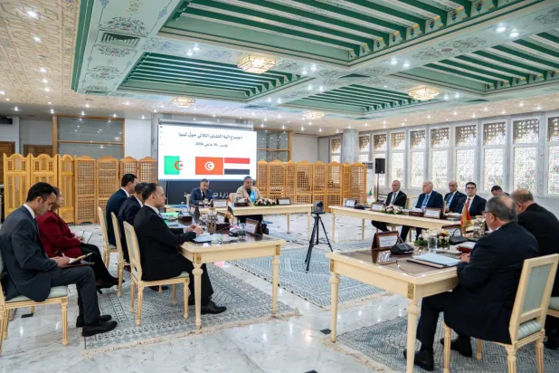 المبعوثة الأممية هانا تيتيه مع وزراء خارجية تونس ومصر والجزائر خلال اجتماع في تونس بشأن الأزمة الليبية الأسبوع الماضي (الخارجية المصرية)