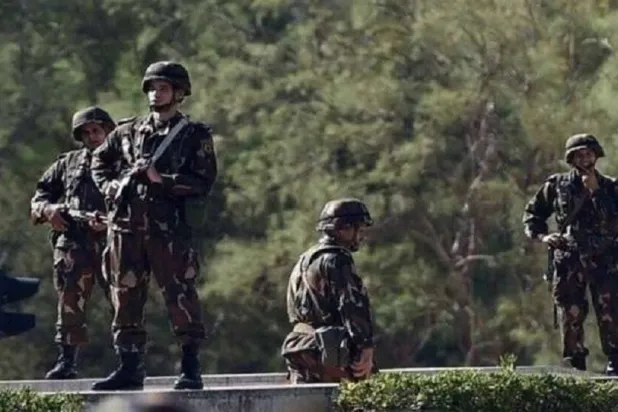 عناصر من الجيش الجزائري (رويترز)