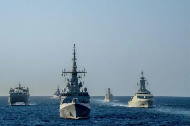 Tatbikat kapsamında Suudi Arabistan Deniz Kuvvetleri gemileri tarafından gerçekleştirilen gerçek mühimmatlı top atışları yapıldı. (SPA)