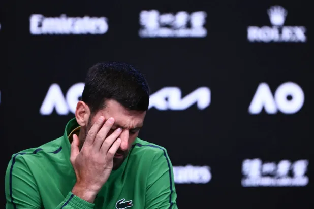 نوفاك ديوكوفيتش بدا حزيناً بسبب الخسارة (أ.ف.ب)