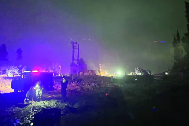 رجال إطفاء يخمدون نيراناً اندلعت في معرض للآليات الثقيلة استهدفته غارات إسرائيلية في منطقة الداوودية بجنوب لبنان أول من أمس (أ.ف.ب)