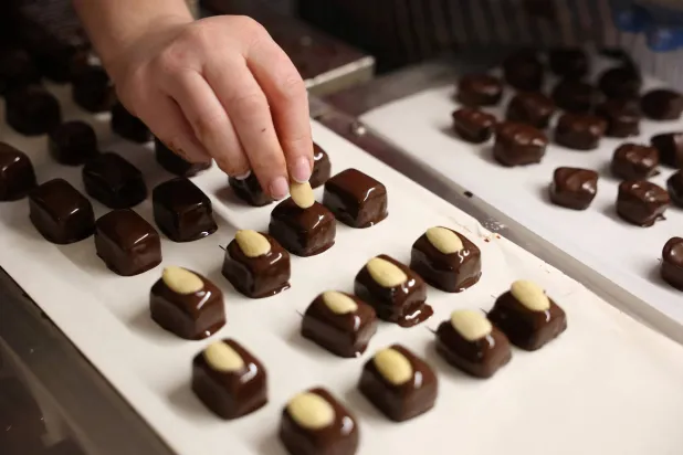 تناول الشوكولاته الداكنة مع المكسرات قد يعزز مستويات الطاقة لديك (رويترز)