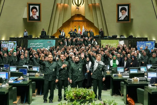 أعضاء البرلمان الإيراني يرددون هتافات دعماً لـ«الحرس الثوري» ويرتدون الزي العسكري في طهران اليوم (رويترز)