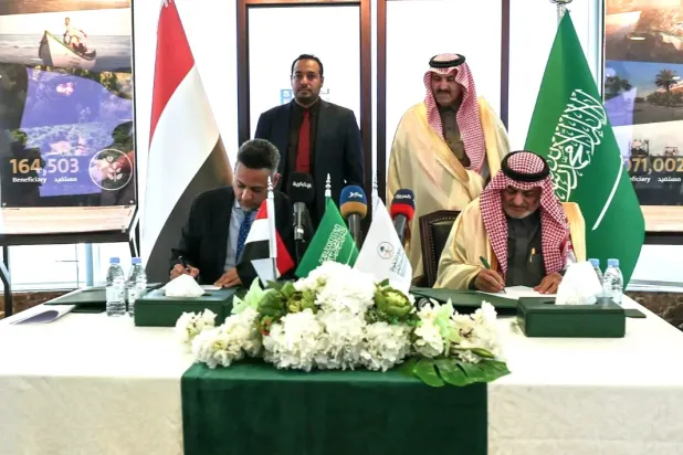 السفير محمد آل جابر المشرف العام على البرنامج السعودي لتنمية وإعمار اليمن مع حسام قايد المدير التنفيذي للصندوق الاجتماعي للتنمية (واس)