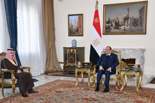 الرئيس المصري عبد الفتاح السيسي خلال استقباله وزير الخارجية السعودي الأمير فيصل بن فرحان في القاهرة الشهر الماضي (الرئاسة المصرية)