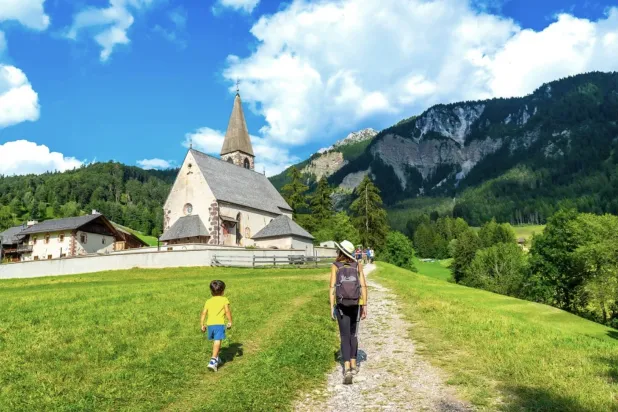 المسؤولون المحليون يرغبون في تخفيف وتيرة توافد السياح (غيتي)