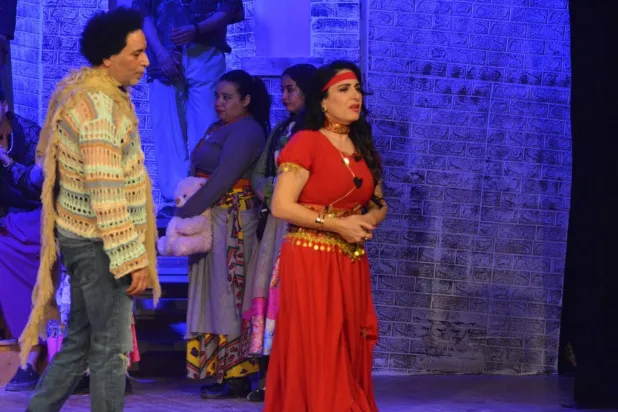 ميرنا وليد والمطرب مصطفى شوقي في أحد مشاهد المسرحية (وزارة الثقافة المصرية)