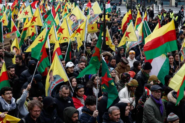 تظاهر آلاف الأكراد في مدينة القامشلي في شمال شرقي سوريا دعماً لـ«الوحدة الكردية» (أ.ف.ب)