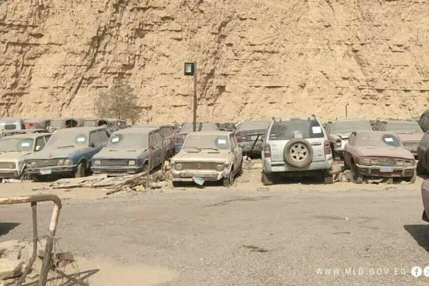 جانب من «مقابر السيارات» في القاهرة (وزارة التنمية المحلية)