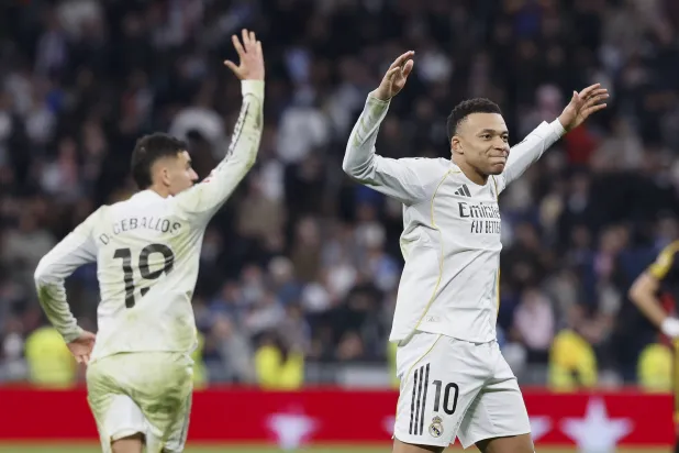 مبابي يحتفل بهدف الفوز القاتل في مرمى فاييكانو (إ.ب.أ) 