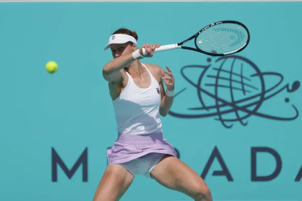 الروسية ليودميلا سامسونوفا تتقدم في أبوظبي (إ.ب.أ) 