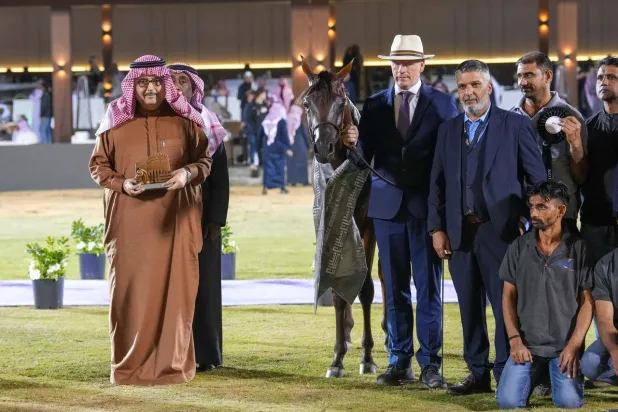 الأمير عبد العزيز بن أحمد بن عبد العزيز خلال التتويج بميداليات مربط عذبة (الشرق الأوسط)