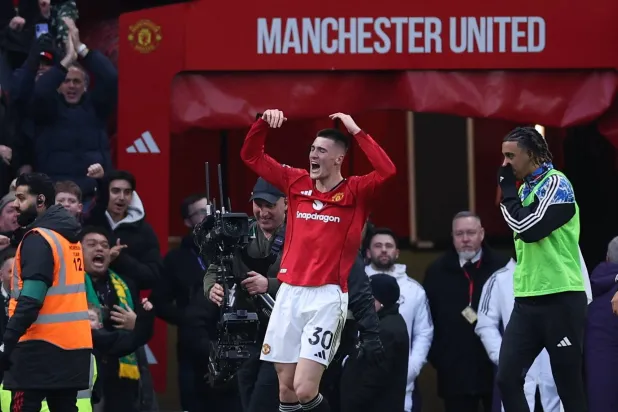 بنيامين سيسكو يحتفل بهدف الفوز القاتل في مرمى فولهام (إ.ب.أ)