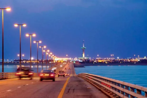 يُعد جسر الملك فهد الرابط بين السعودية والبحرين رمزاً للترابط والتعاون المشترك بين البلدين (واس)