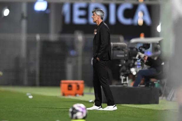 إيمانويل ألغواسيل مدرب الشباب (تصوير: عبد الرحمن السالم) 