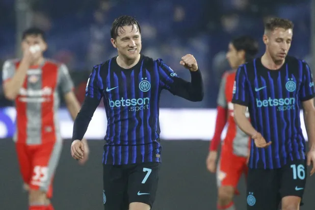 بيوتر زيلينسكي يحتفل بالهدف الثاني لإنتر في كريمونيزي (أ.ب)