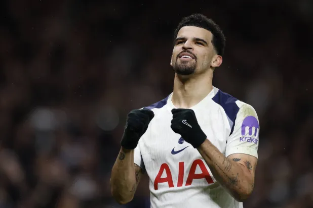 دومينيك سولانكي يحتفل بهدفيه في مرمى سيتي (رويترز)