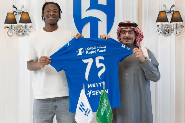 الأمير نواف بن سعد رئيس نادي الهلال واللاعب محمد قادر ميتي (نادي الهلال) 