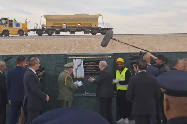 الرئيس الجزائري عبد المجيد تبّون خلال افتتاحه خط السكك الحديدية (التلفزيون الجزائري)