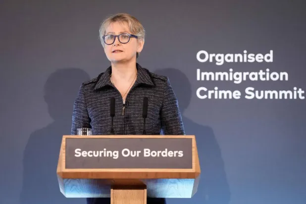 İngiltere İçişleri Bakanı Yvette Cooper, Uluslararası Sınır Güvenliği Zirvesinde konuşma yapıyor (AFP)