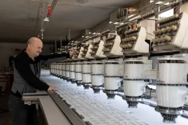 موظف يعمل في مصنع للمنسوجات بإسطنبول (رويترز)