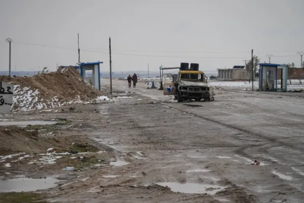 Suriye ordusu, ülkenin kuzeydoğusundaki Haseke'ye 9 kilometre mesafede, Suriye Demokratik Güçleri (SDG) ile cephe hatlarına yakın bir bölgede konuşlanırken, yol kenarında tahrip olmuş araçlar görülüyor (EPA)