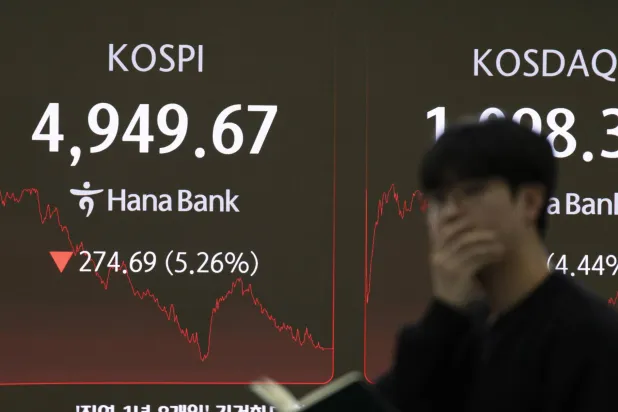 متداول كوري جنوبي يقف متأثراً أمام شاشة مراقبة مؤشر «كوسبي» في بنك هانا بسيول (إ.ب.أ)