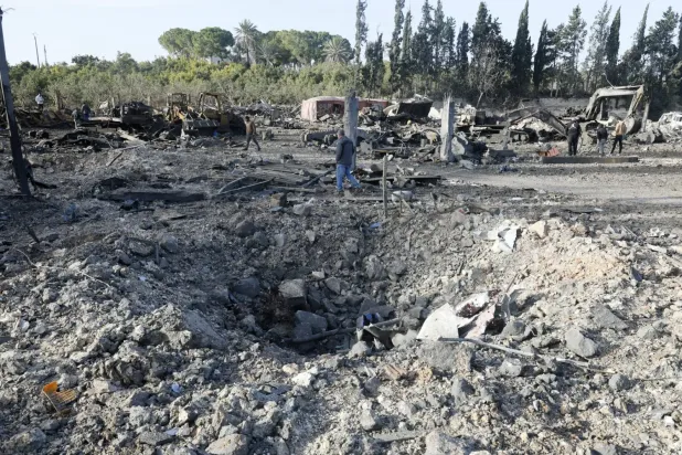 Vatandaşlar, 31 Ocak'ta Güney Lübnan'da İsrail hava saldırılarının hedef aldığı bir bölgeyi inceliyor (Arşiv- EPA)