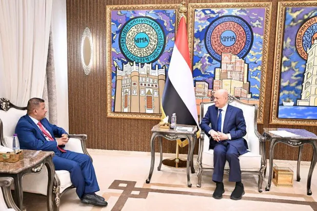 رئيس مجلس القيادة الرئاسي اليمني رشاد العليمي خلال استقباله رئيس تحرير «عدن الغد» (سبأ)