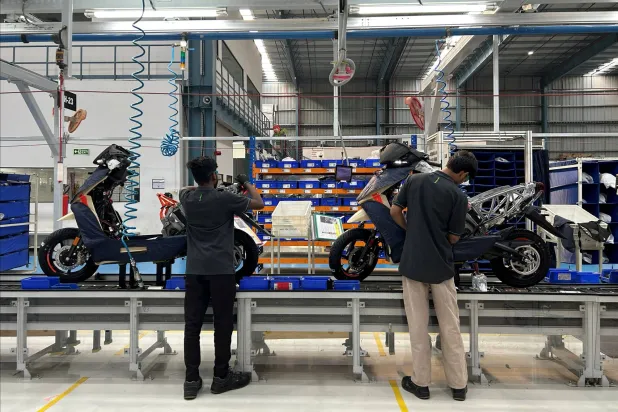 عمال في مصنع للدراجات النارية بولاية تاميل الهندية (رويترز)
