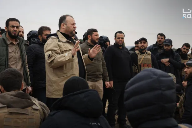 قائد الأمن الداخلي في محافظة الحسكة العميد مروان العلي يعطي توجيهاته لوحدات الأمن الداخلي خلال استعدادها لدخول المدينة صباح اليوم (سانا)