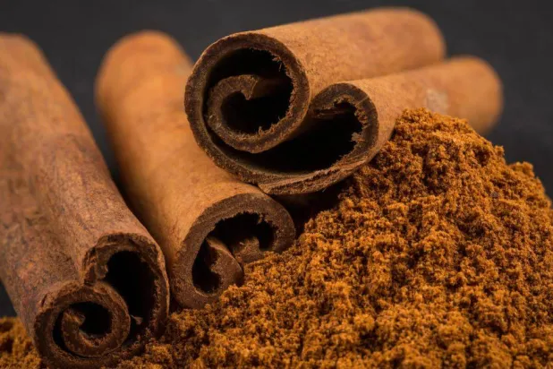 القرفة معروفة بخصائصها المضادة للالتهابات والبكتيريا (رويترز)