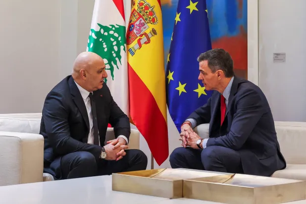رئيس الحكومة الاسبانية بيدرو سانشيز يتحدث مع الرئيس اللبناني جوزيف عون خلال استقباله في مدريد (رويترز)