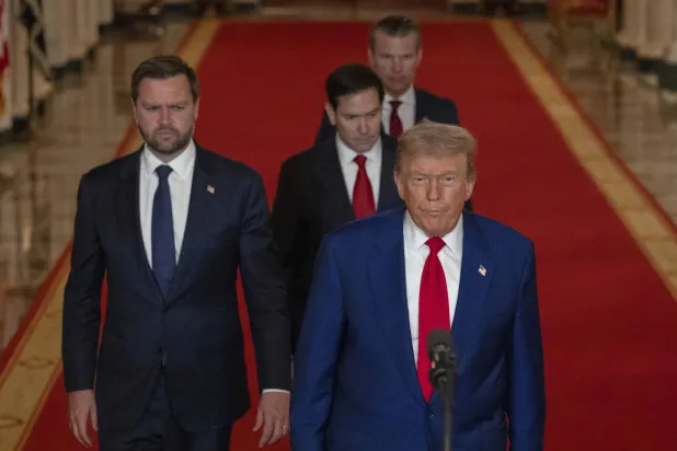 الرئيس دونالد ترمب يتحدث من الغرفة الشرقية للبيت الأبيض في واشنطن يوم السبت 21 يونيو 2025 بعد أن ضرب الجيش الأميركي 3 مواقع نووية وعسكرية إيرانية (أ.ب)