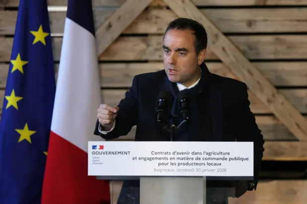 رئيس الوزراء الفرنسي سيباستيان لوكورنو خلال مؤتمر صحافي في بينيو بوسط فرنسا... 30 يناير 2026 (أ.ف.ب)
